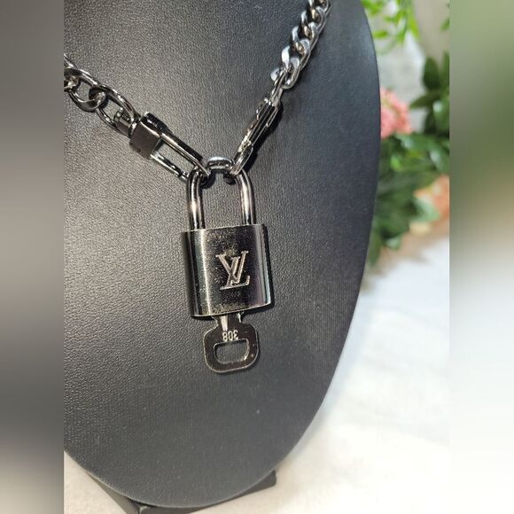 LV #308 AUTHENTIC Silver Lock & Key #308 with dustbag and Unbranded chain - Picture 3 of 11